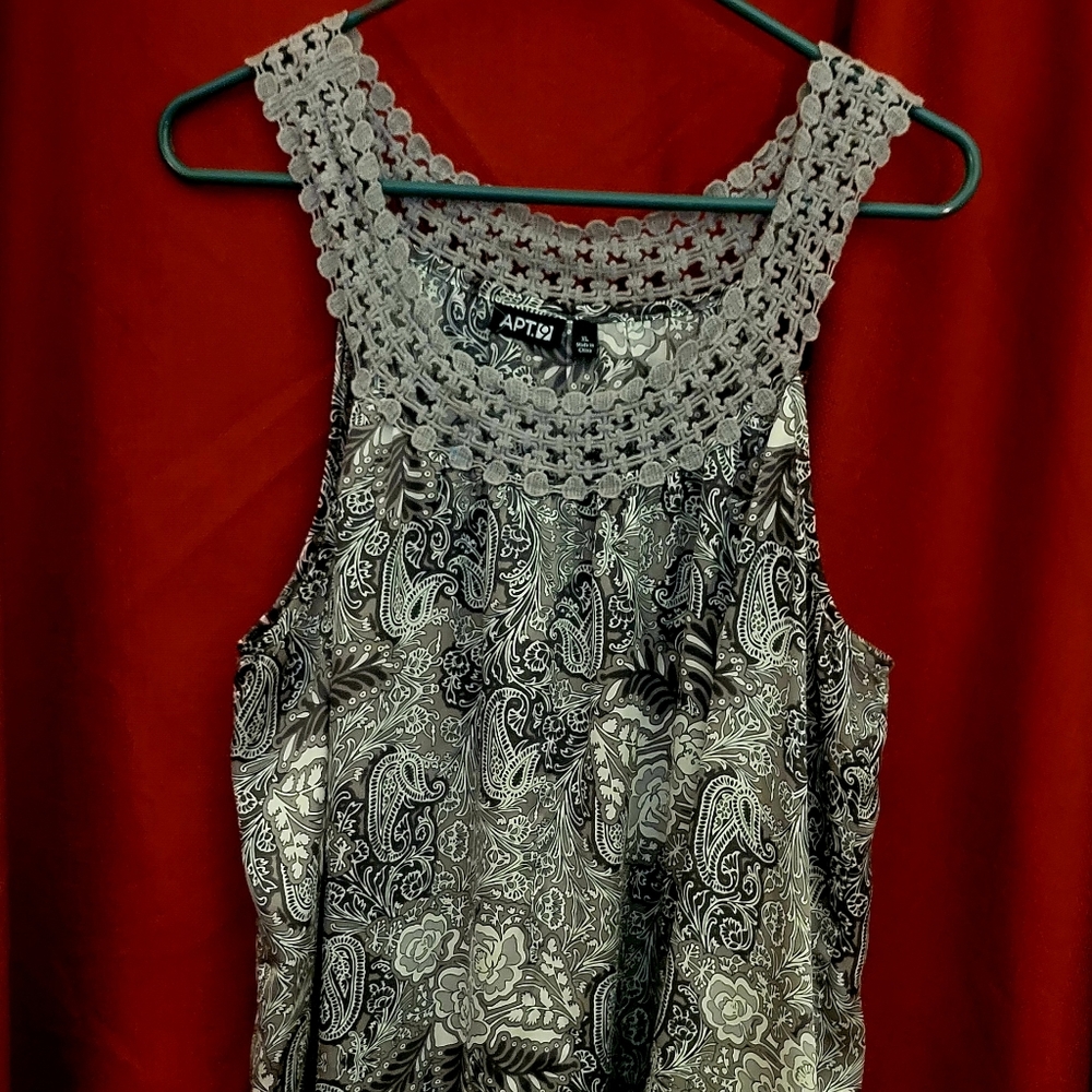Woman APT 9 printed tank  In black And White Size XL